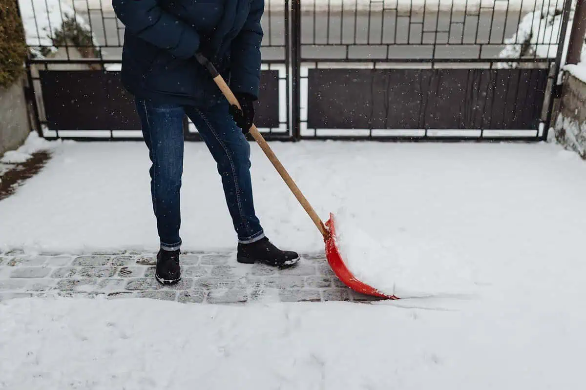 Pojemniki na piasek i sól – niezawodne rozwiązanie na zimę