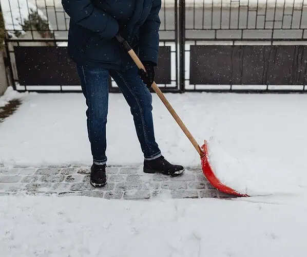 Pojemniki na piasek i sól – niezawodne rozwiązanie na zimę