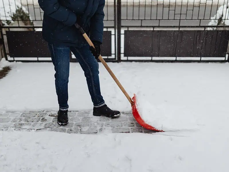 Pojemniki na piasek i sól – niezawodne rozwiązanie na zimę
